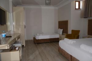 Postel nebo postele na pokoji v ubytování Funda Hotel