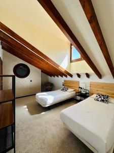 two beds in a room with a attic at LAS MORADITAS, CHALET con PISCINA PRIVADA in Adeje +19 photos