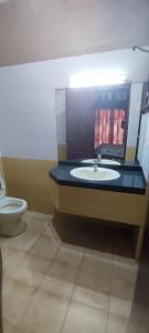 un baño con lavabo e inodoro en Nandana villa, en Sri Jayewardenepura Kotte