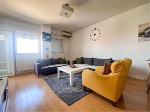 een woonkamer met een bank en een tafel bij London apartments 2 in Pristina