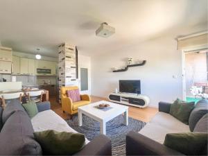 een woonkamer met een bank en een tafel bij London apartments 2 in Pristina +7 foto's