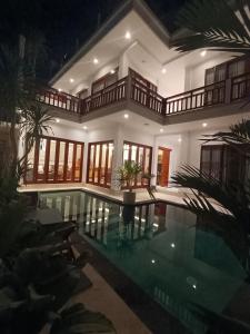 una casa con piscina delante en Sadia Villa Seseh Beach, en Cemagi