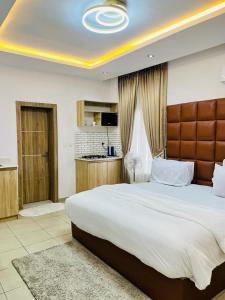 une chambre avec un grand lit et une cuisine dans l'établissement Diaggello Homex Apartment, à Lekki 22 autres photos