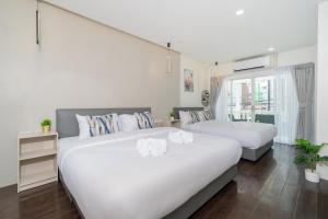 En eller flere senge i et værelse på 7BR Modernist Patong pool villa