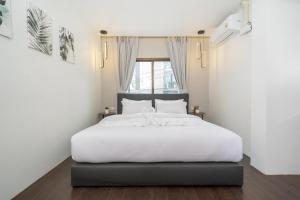 En eller flere senge i et værelse på 7BR Modernist Patong pool villa + 49 billeder