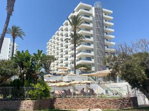 ein großes Gebäude mit Sonnenschirmen davor in der Unterkunft Ocean House Apartamento Exclusivo Vista Mar B 1 Plta 4 by Costa del Sol Stay in Torremolinos