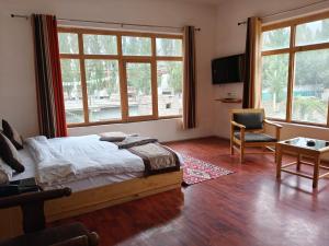 TV a/nebo společenská místnost v ubytování Hotel Sambhava Inn, Leh