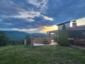 a backyard with a hot tub and a building at Kuća za odmor Tihi raj 
