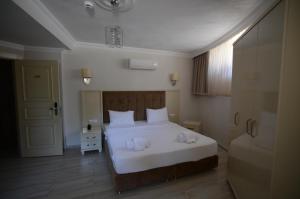 Postel nebo postele na pokoji v ubytování Funda Hotel