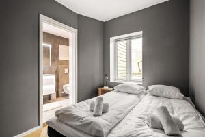 En eller flere senge i et værelse på Light & Modern, City Apartment