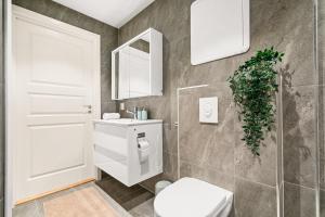 Et badeværelse på Light & Modern, City Apartment + 11 billeder