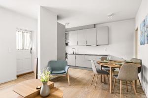 Køkken eller tekøkken på Light & Modern, City Apartment