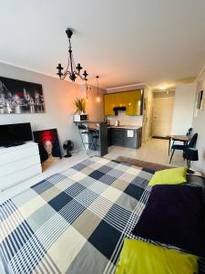 ein Wohnzimmer mit einem Bett und einer Küche in der Unterkunft Charming studio Center of Krakow in Krakau