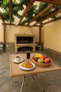 een tafel met een fruitschaal en een broodmand bij Trizonia View Beach House - Glyfada Village by MPS in Glyfada Fokidas