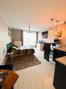 ein Schlafzimmer mit einem Bett und einem Schreibtisch in einem Zimmer in der Unterkunft Charming studio Center of Krakow in Krakau