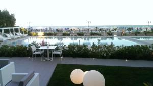 Bazén v ubytování Hotel Orient & Pacific nebo v jeho okolí