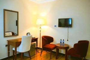 TV a/nebo společenská místnost v ubytování Moonlight Addis Hotel