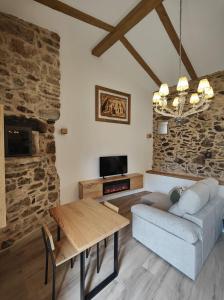 un salon avec un canapé et une table dans l'établissement A Casa de Salvador - retiro rural con alma gallega, à Vedra