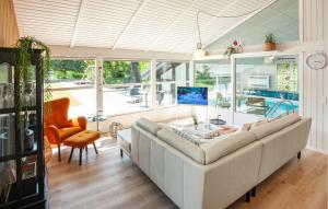 un salon avec un canapé et une table dans l'établissement Awesome Home In Bindslev With Sauna, à Bindslev