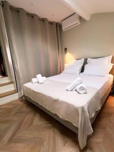 a bedroom with a large bed with towels on it at Appartement 3 pièces plein vieil antibes in Antibes