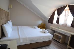 Postel nebo postele na pokoji v ubytování Funda Hotel