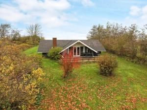 a small house on top of a grassy hill at Seaside Rustic Retreat - By Traum Ferienwohnungen in Flovtrup
