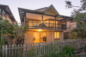 ein Haus mit einem Zaun davor in der Unterkunft Acorn Delight - Tranquil Retreat by the Golf Course in Dunsborough