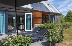 カンペルラントにある3 Bedroom Amazing Home In Kamperlandのパティオ(椅子2脚、パラソル付) +22枚の写真