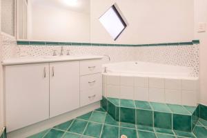 Koupelna v ubytování Acorn Delight - Tranquil Retreat by the Golf Course + 16 fotografií