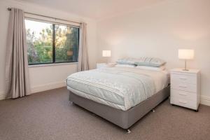 Postel nebo postele na pokoji v ubytování Acorn Delight - Tranquil Retreat by the Golf Course