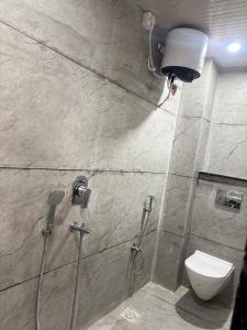ウッジャインにあるHotel shree Gajanand palaceのシャワーとトイレ付きのバスルーム