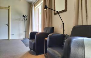 a waiting room with chairs and a lamp and a mirror at 3 Bedroom Lovely Home In Beesel in Beesel