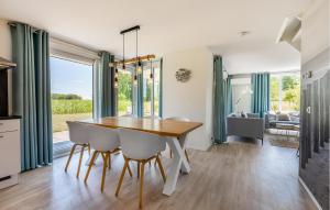 Ruang duduk di Amazing Home In Kamperland With Wifi