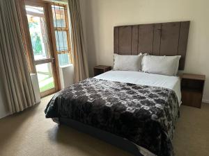 Una cama o camas en una habitación de Suite Dreams Gorgeous Garden Holiday Home