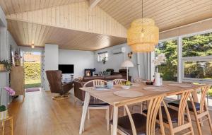 Μια τηλεόραση ή/και κέντρο ψυχαγωγίας στο Lovely Home In Hejls With Wifi