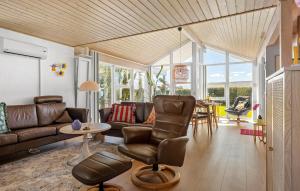 Χώρος καθιστικού στο Lovely Home In Hejls With Wifi