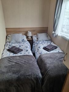 Ένα ή περισσότερα κρεβάτια σε δωμάτιο στο KL Caravan +1 φωτογραφίες