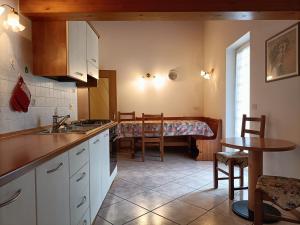 een keuken met een tafel en een eetkamer met een tafel bij Appartamenti Villa Maria in Canazei