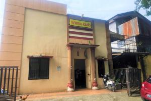 een gebouw met een bord aan de voorgevel bij Guest House Idola in Palopo