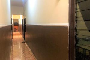 een gang in een gebouw met een metalen wand bij Guest House Idola in Palopo