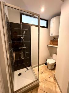 un homme prenant une photo d'une douche dans une salle de bains dans l'établissement Le NEW YORKEUR Plein coeur de Poitiers, à Poitiers