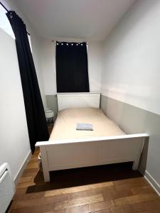un lit dans une petite pièce avec une fenêtre dans l'établissement Le NEW YORKEUR Plein coeur de Poitiers, à Poitiers
