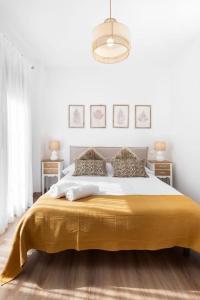 ein Schlafzimmer mit einem großen Bett und einer gelben Decke darauf in der Unterkunft CASA GAVIN l Torreon l Terraza l Wifi l Vistas in Biescas + 32 Fotos