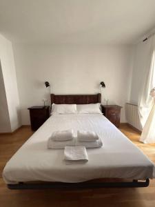 Postel nebo postele na pokoji v ubytování Los caballos Ordesa l Garaje l Céntrico + 10 fotografií