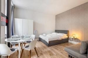 Postel nebo postele na pokoji v ubytování cozy city retreat