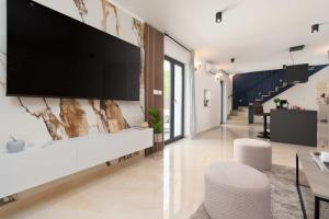 Televiisor ja/või meelelahutuskeskus majutusasutuses Villa Simone