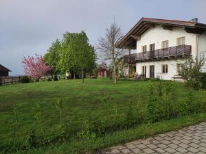 una casa en un campo de hierba al lado de una casa en Ferienwohnung am Metzgerhof, en Bogen