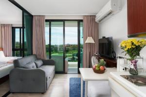 Posezení v ubytování New 1 Bdr Royal Lee Nayang beach