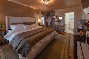 Ένα ή περισσότερα κρεβάτια σε δωμάτιο στο Historic Riverview Inn Eight +41 φωτογραφίες