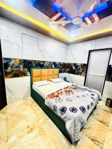 a bedroom with a bed in a room at velvet villa mahabaleshwar in Mahabaleshwar +6 photos